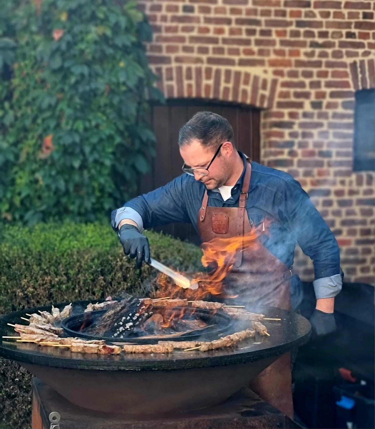 Kristof grilt spiesjes op de Ofyr